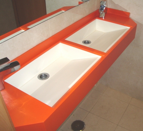 Encimera Corian Mandarin y lavabos Glacier White