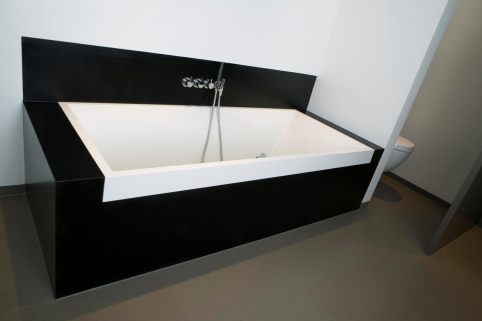 Bañera de Silestone Negro Tao y Blanco Zeus